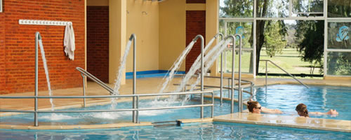 Piscina techada con hidromasajes