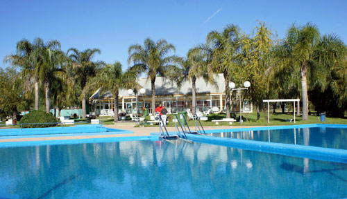 Piletas al aire libre rodeadas de palmeras